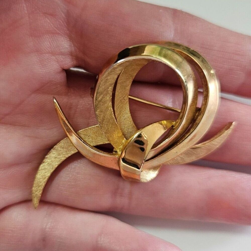 Trifari with crown vintage brooch gold tone abstract chunky